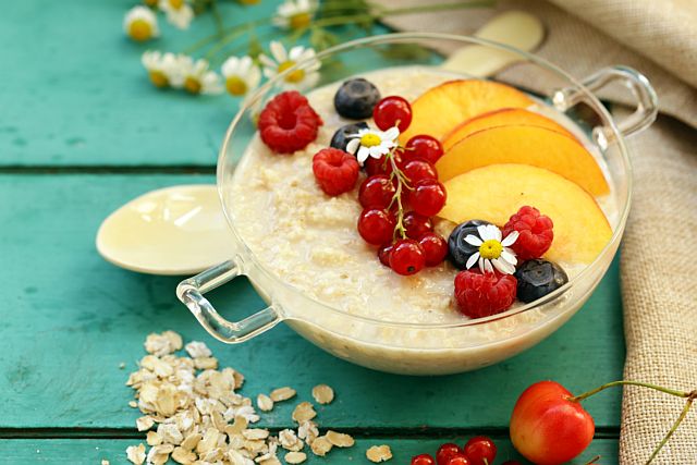 oat porridge with berries for breakfast